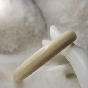 VINTAGE 60’S CREAM COLOR PLASTIC LUCITE BANGLE BRACELET